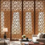 Ścianka ażurowa w salonie jako lekka przegroda – jak wybrać wzór i materiał do podziału przestrzeni?